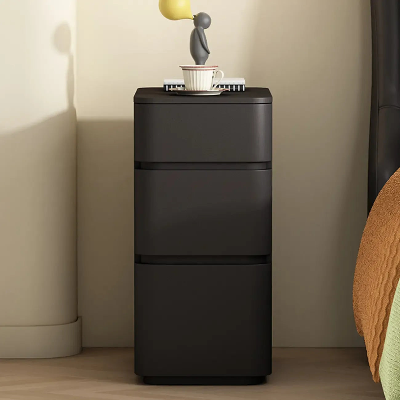 Comodino nero stretto in legno con 3 cassetti e inserti in pelle