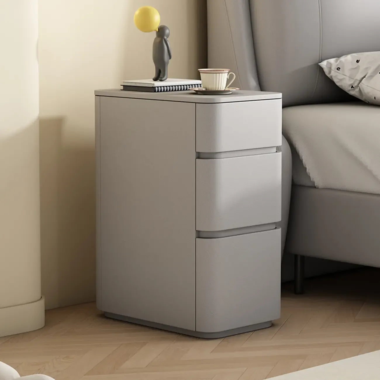 Comodino nero stretto in legno con 3 cassetti e inserti in pelle
