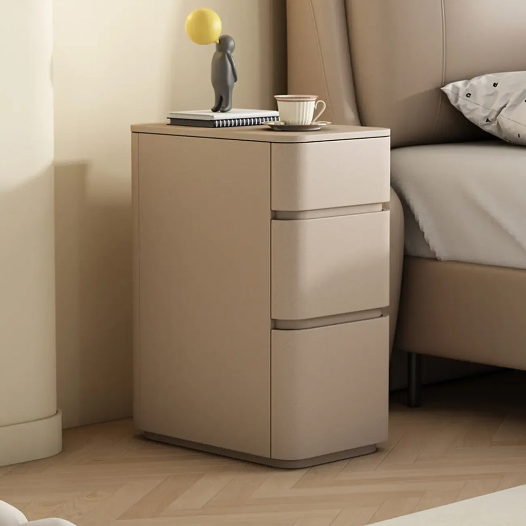 Comodino nero stretto in legno con 3 cassetti e inserti in pelle