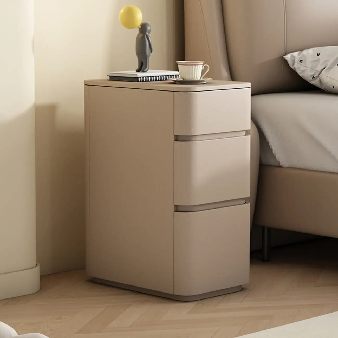 Comodino nero stretto in legno con 3 cassetti e inserti in pelle
