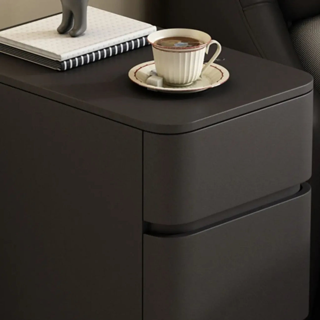 Comodino nero stretto in legno con 3 cassetti e inserti in pelle
