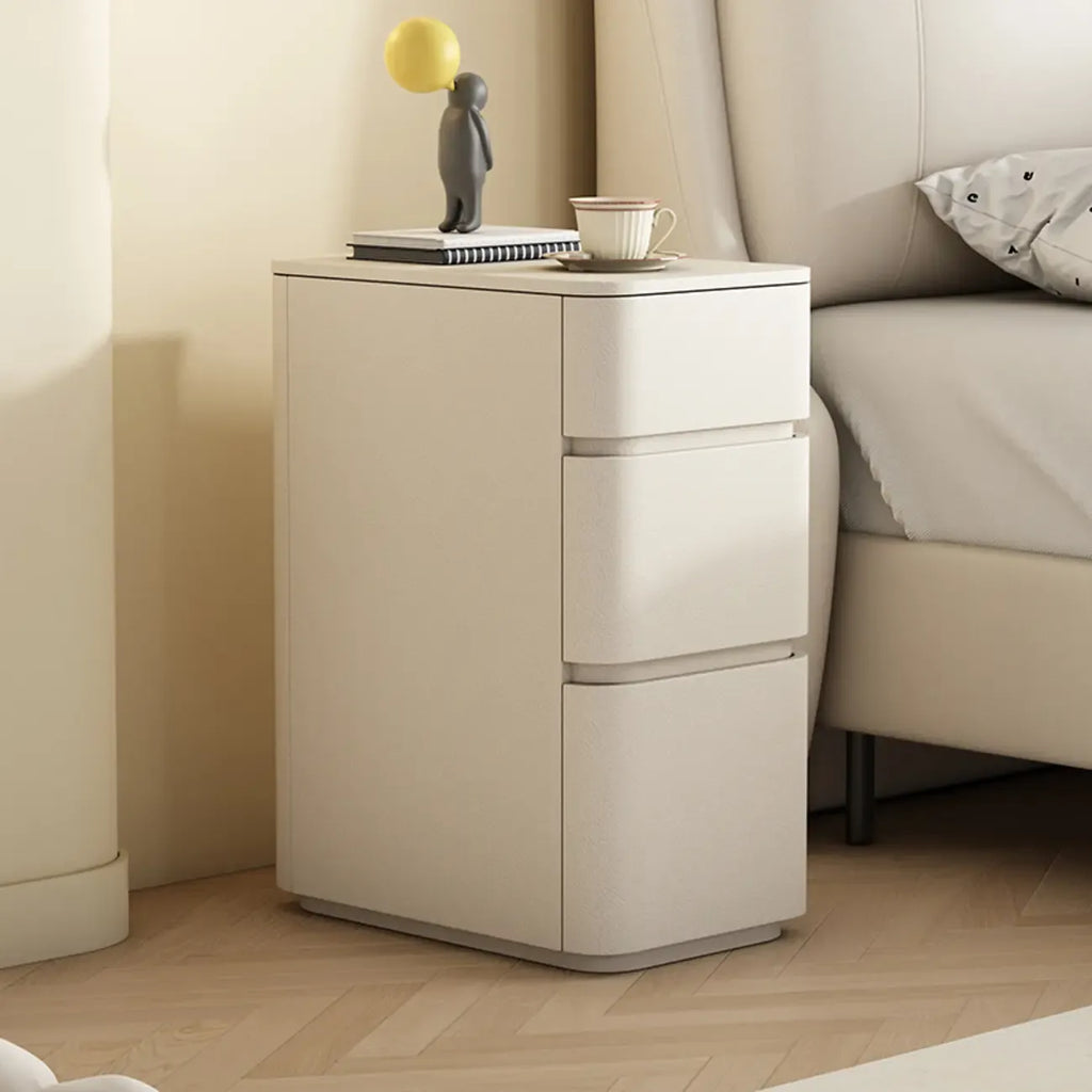 Comodino nero stretto in legno con 3 cassetti e inserti in pelle