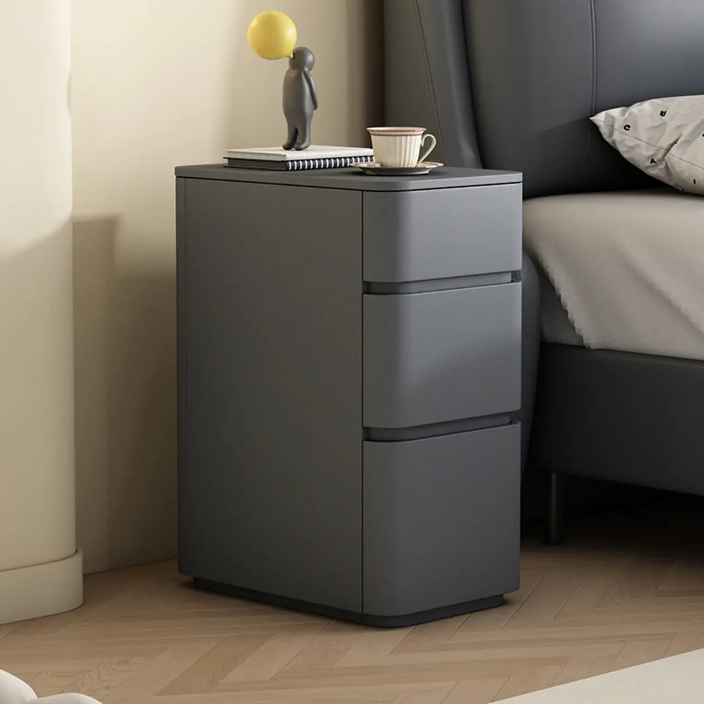 Comodino nero stretto in legno con 3 cassetti e inserti in pelle