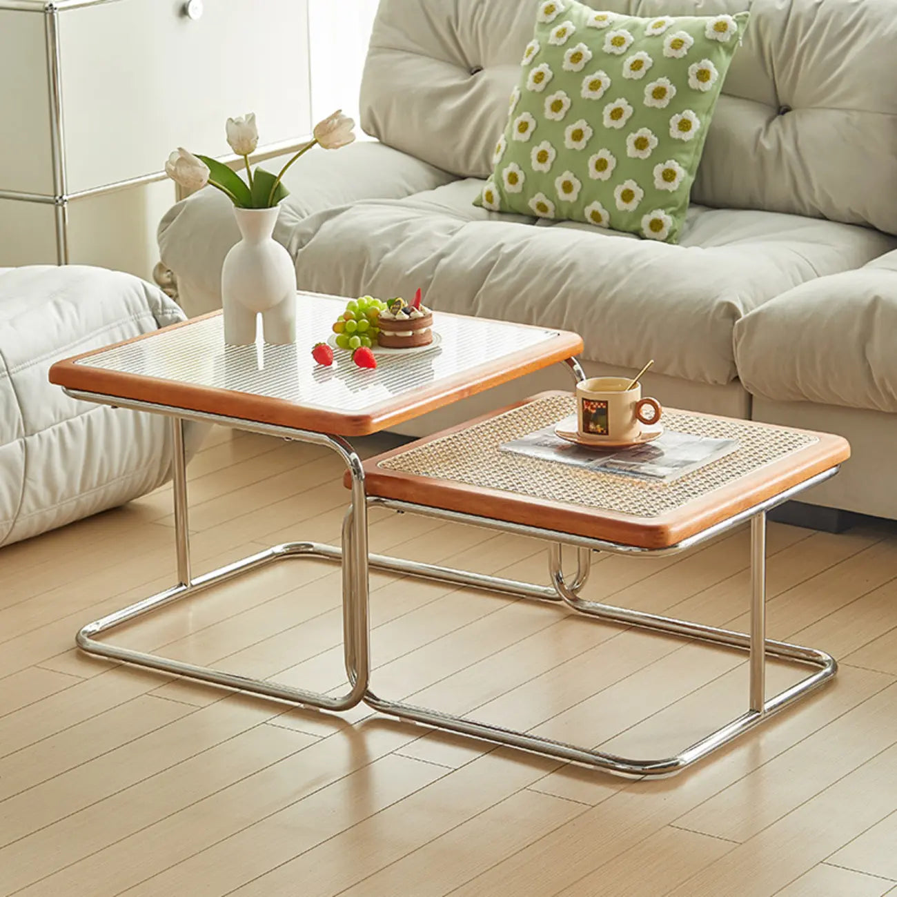 Table basse gigogne carrée en rotin finition cerisier et verre