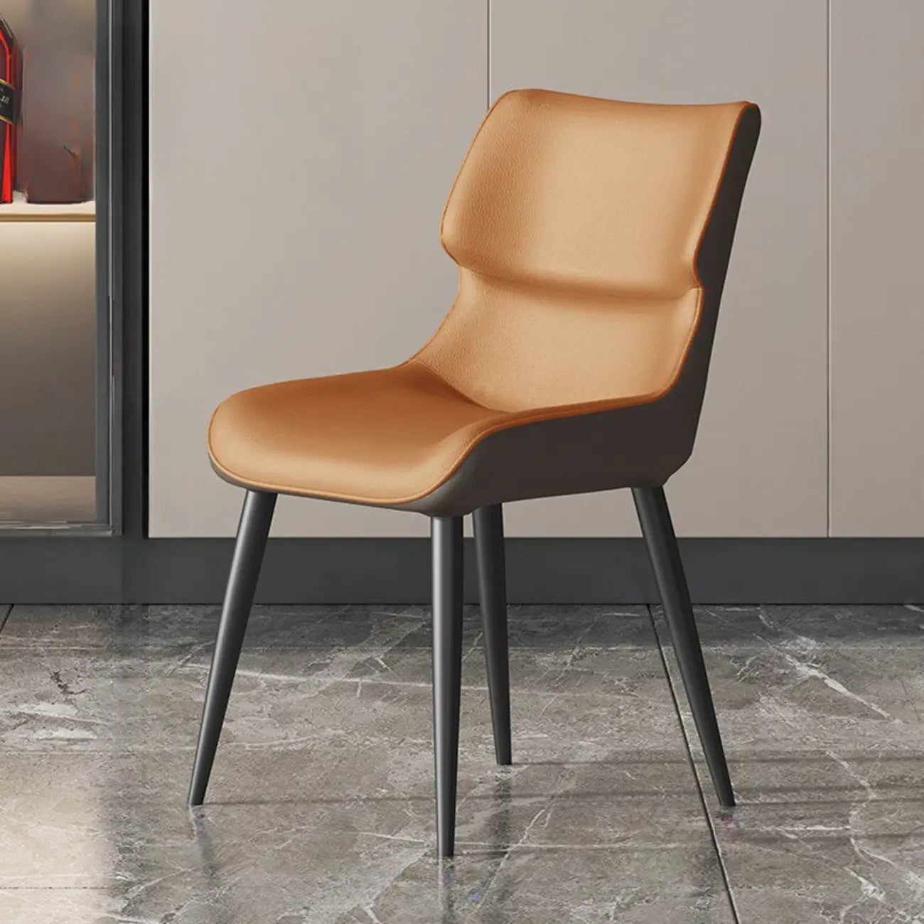 Chaise de salle à manger moderne revêtue de similicuir avec pieds en métal