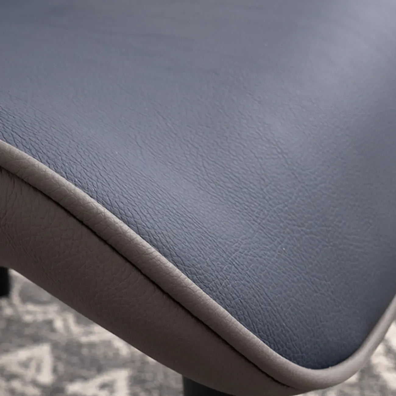 Chaise de salle à manger moderne revêtue de similicuir avec pieds en métal
