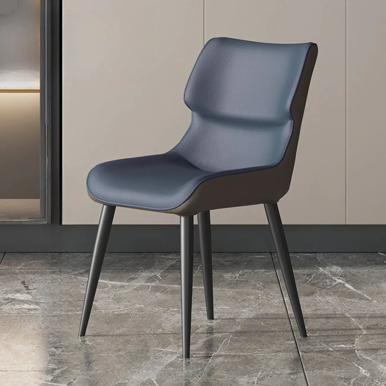 Chaise de salle à manger moderne revêtue de similicuir avec pieds en métal