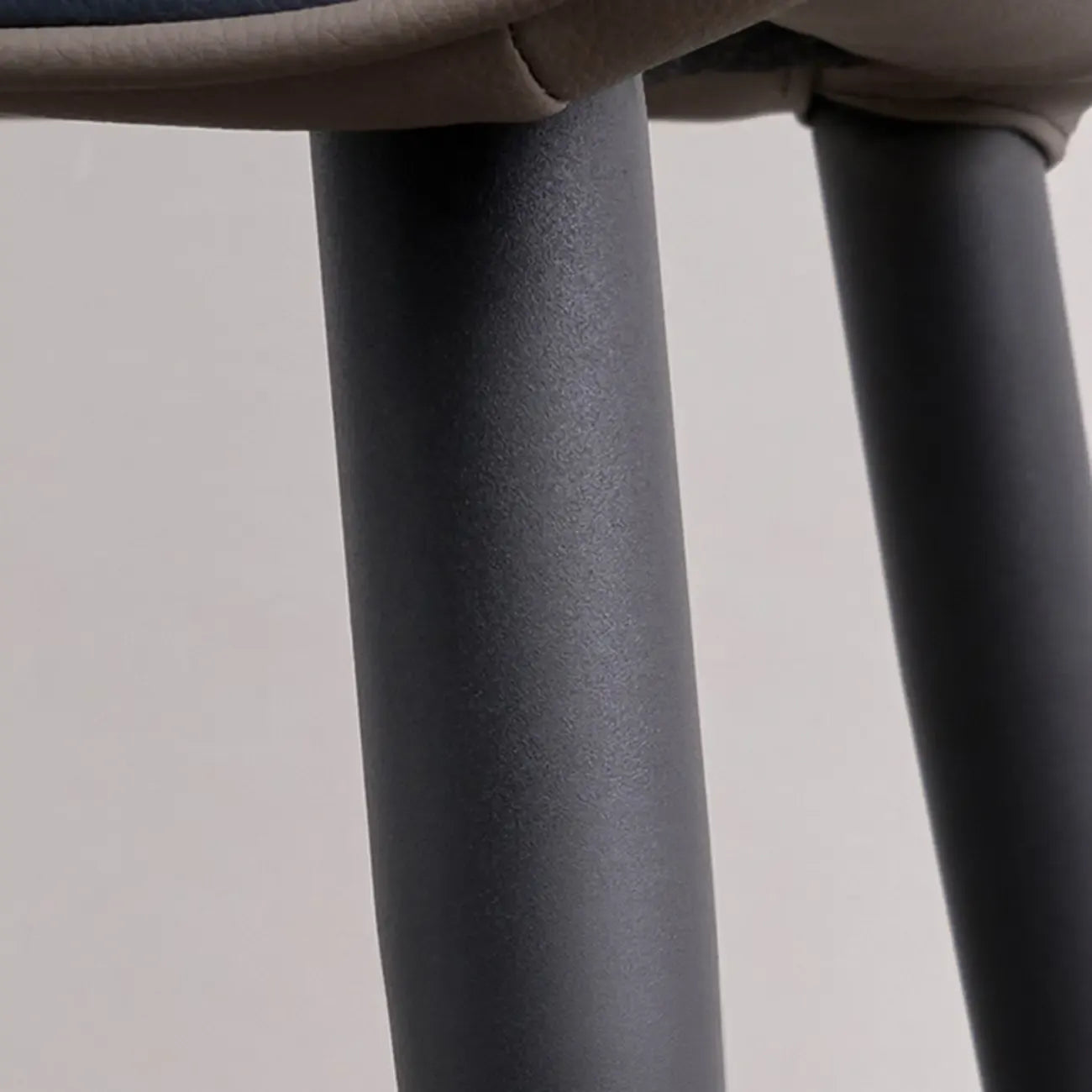 Chaise de salle à manger moderne revêtue de similicuir avec pieds en métal