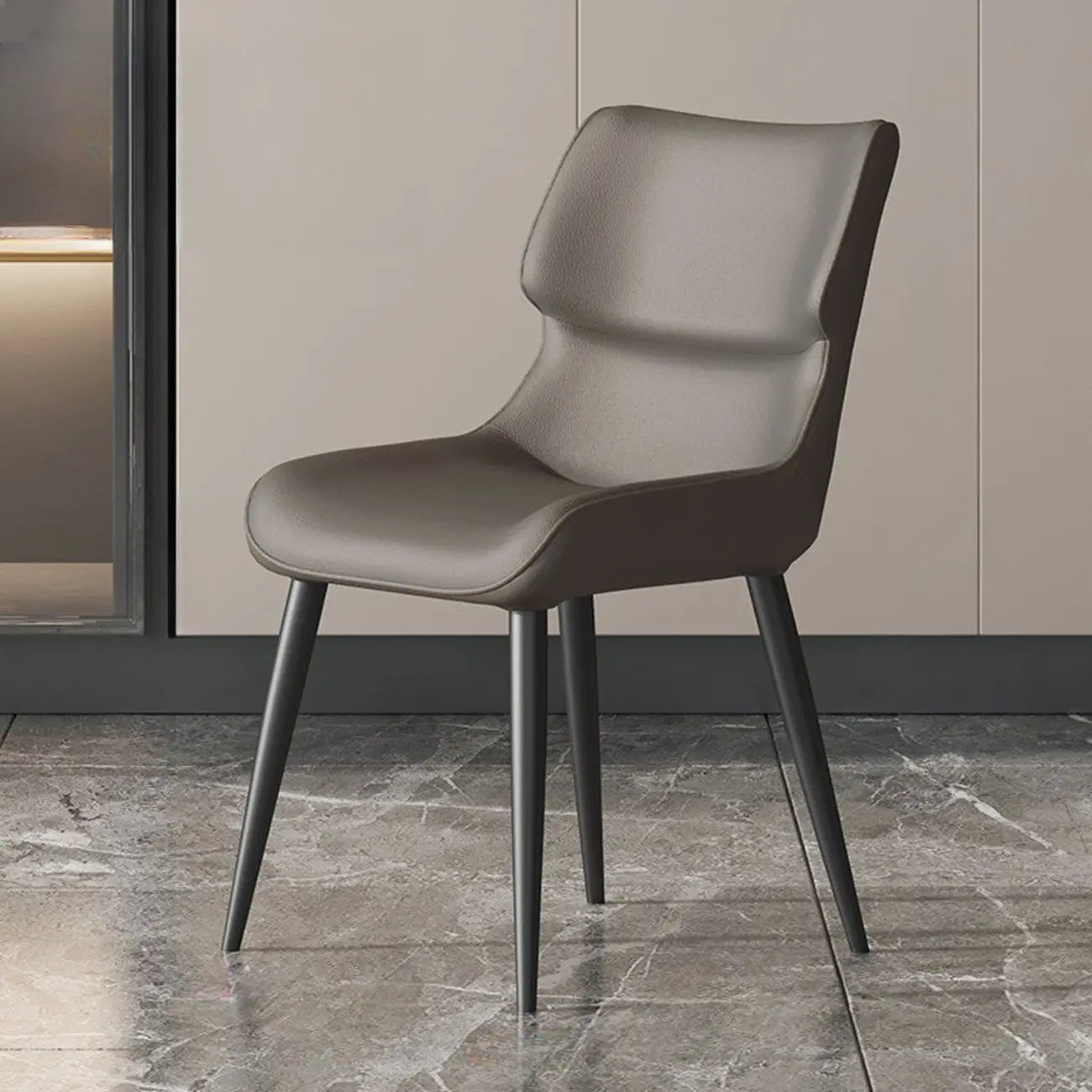 Chaise de salle à manger moderne revêtue de similicuir avec pieds en métal
