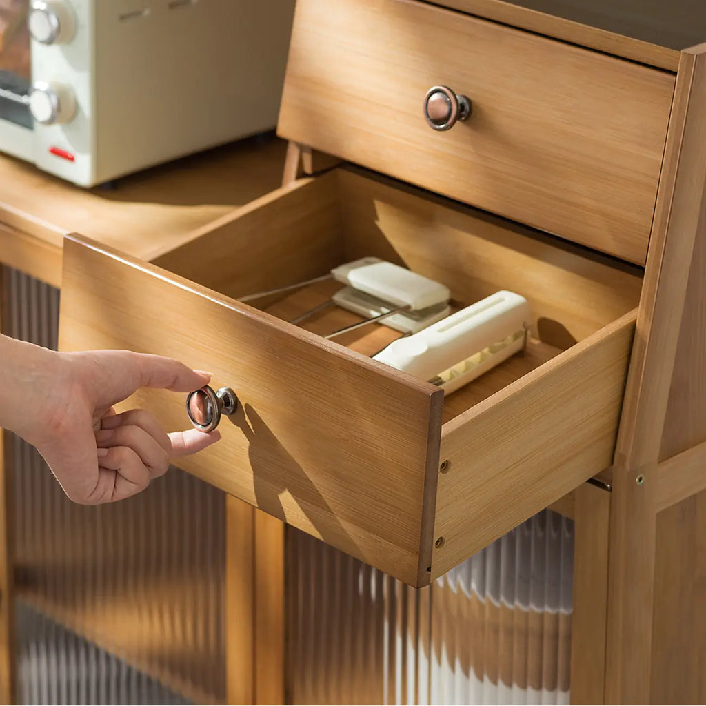 Buffet minimaliste en bambou brun avec portes vitrées