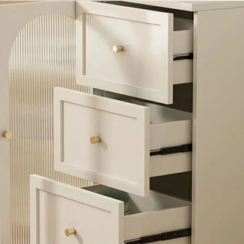 Buffet de cuisine minimaliste blanc cassé avec façade en verre arqué