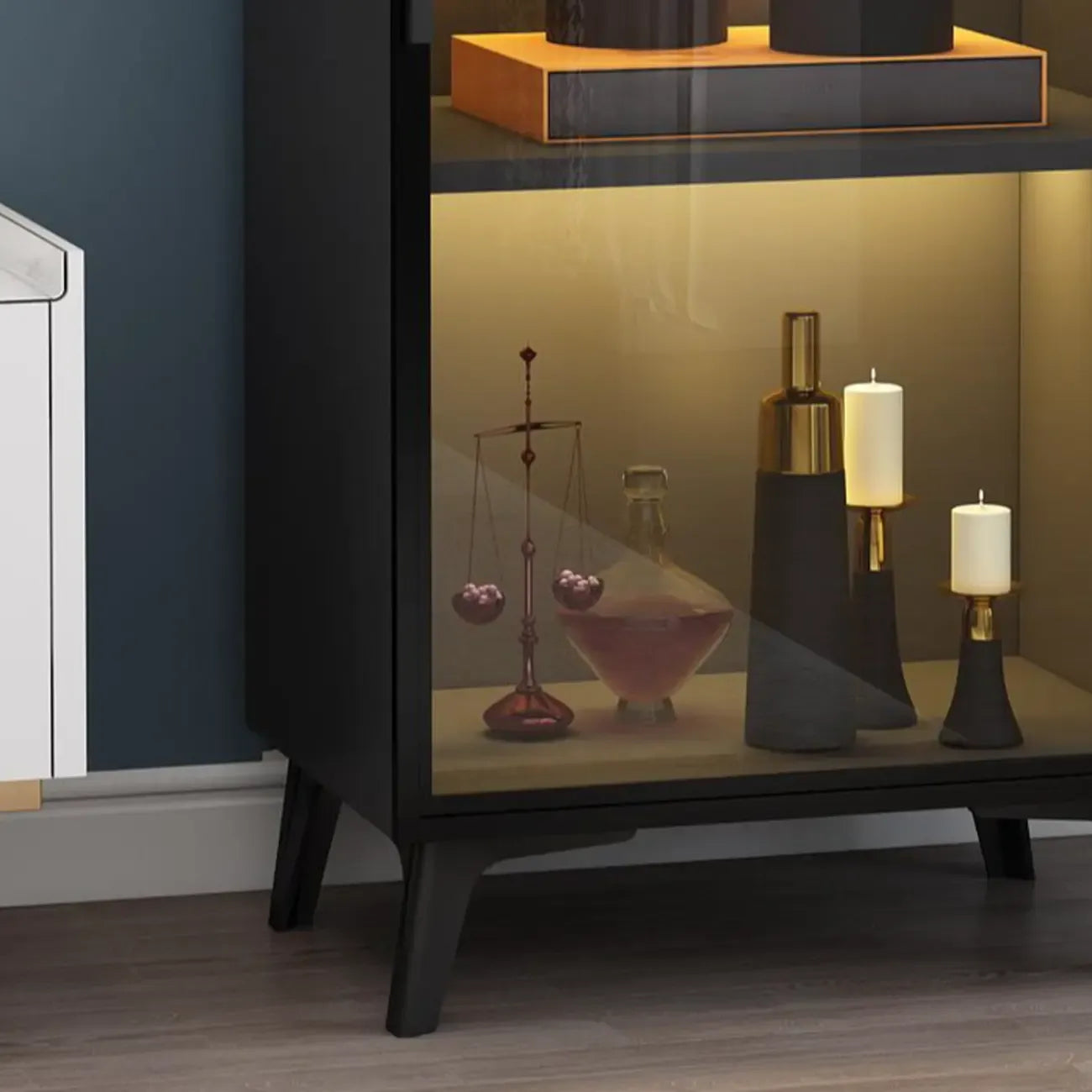 Étagère métallique moderne au sol avec portes vitrées, vitrine