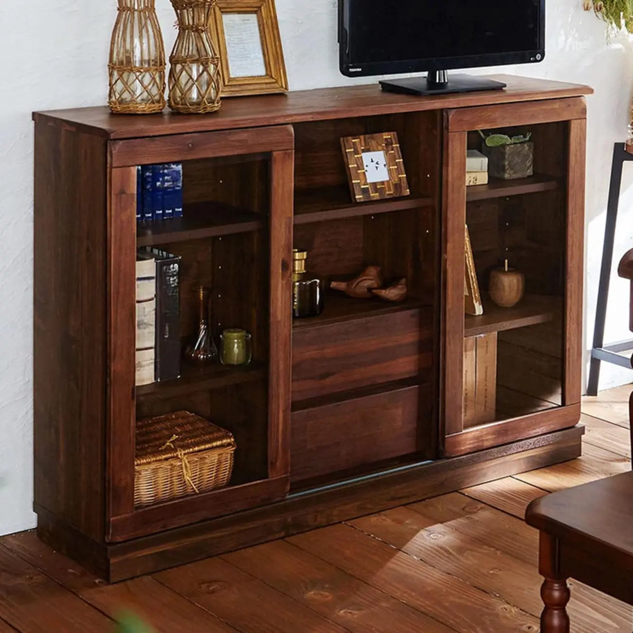 Vitrine moderne en bois brun et verre avec rangement