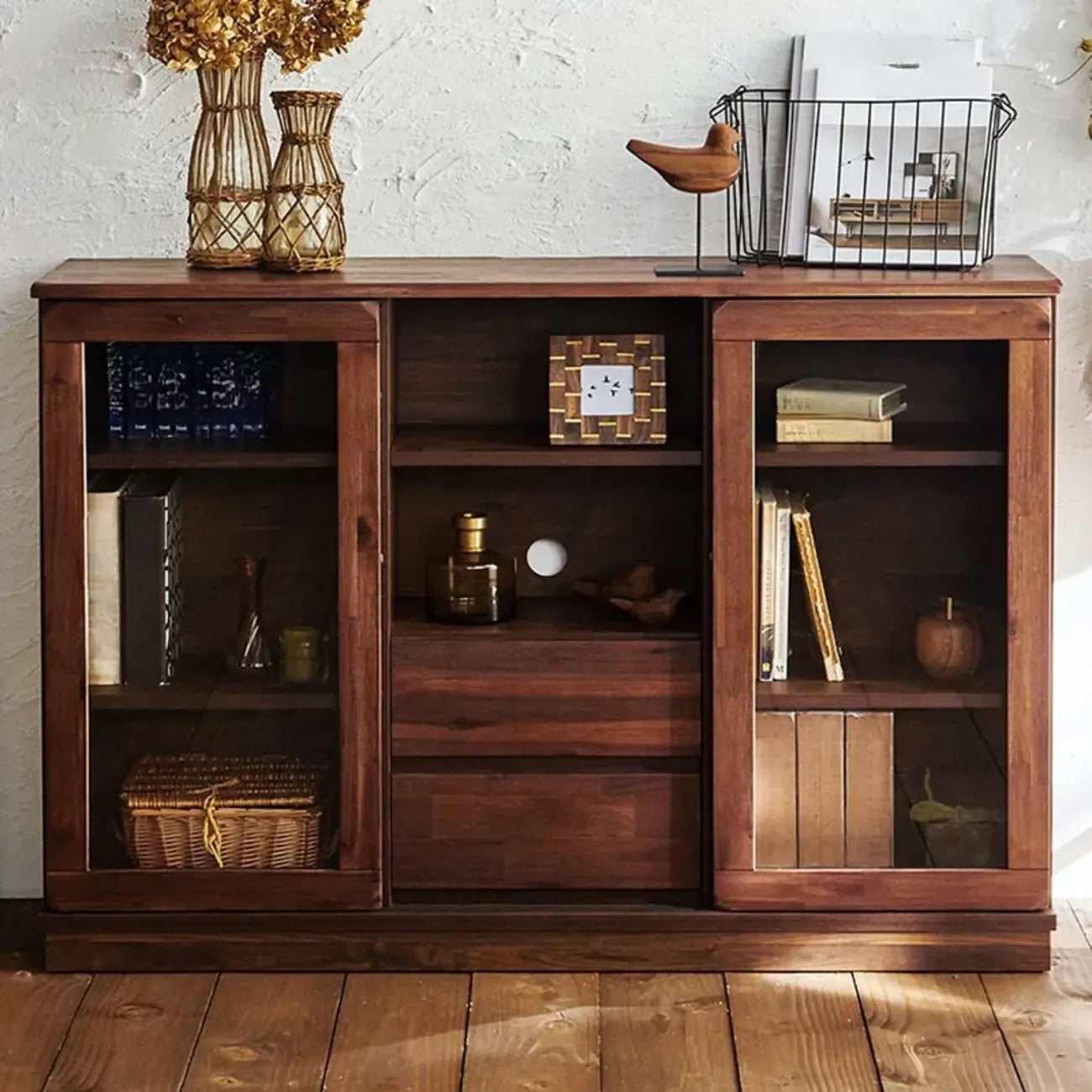 Vitrine moderne en bois brun et verre avec rangement