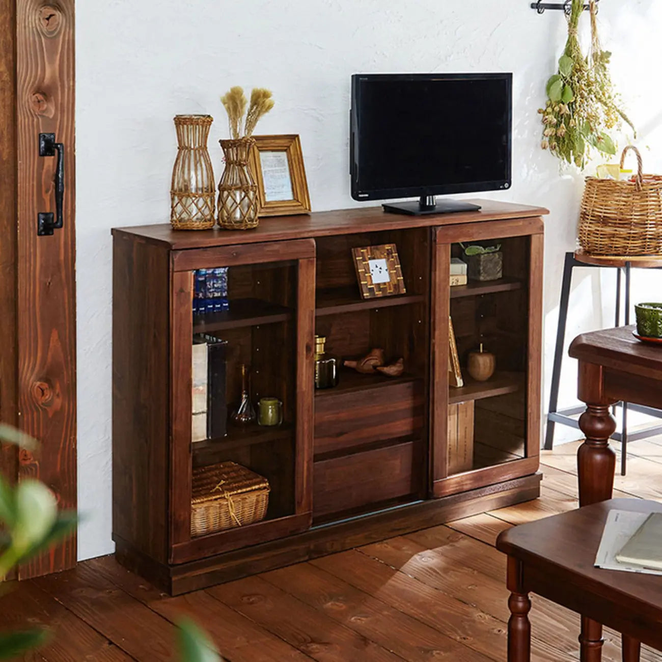 Vitrine moderne en bois brun et verre avec rangement