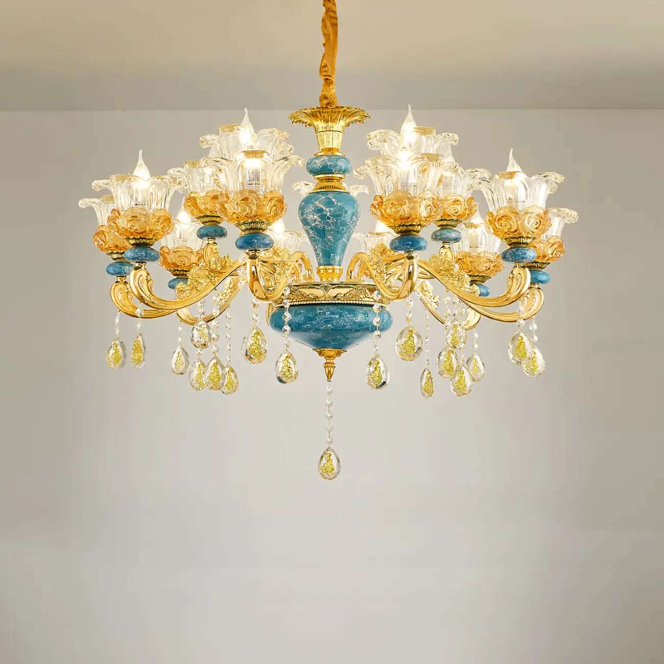 Grand lustre de luxe en laiton en forme de fleur et verre transparent