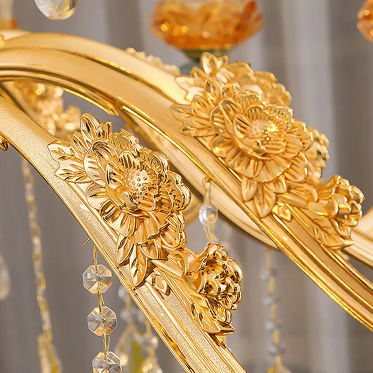 Grand lustre de luxe en laiton en forme de fleur et verre transparent