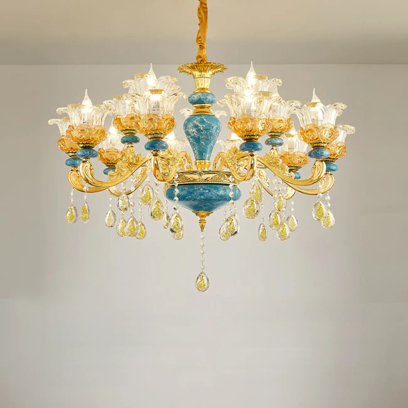 Grand lustre de luxe en laiton en forme de fleur et verre transparent