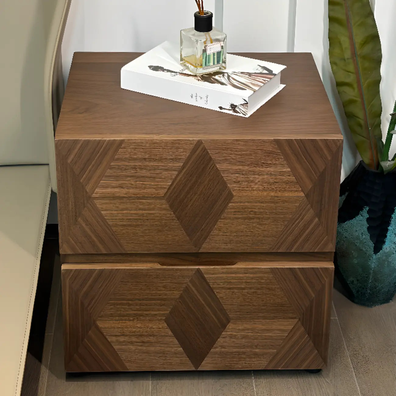 Table de chevet étroite élégante en bois brun noyer à 2 tiroirs