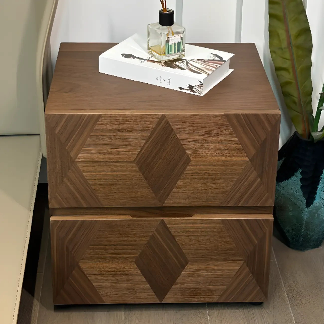 Table de chevet étroite élégante en bois brun noyer à 2 tiroirs