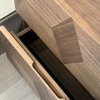 Table de chevet étroite élégante en bois brun noyer à 2 tiroirs