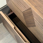 Table de chevet étroite élégante en bois brun noyer à 2 tiroirs