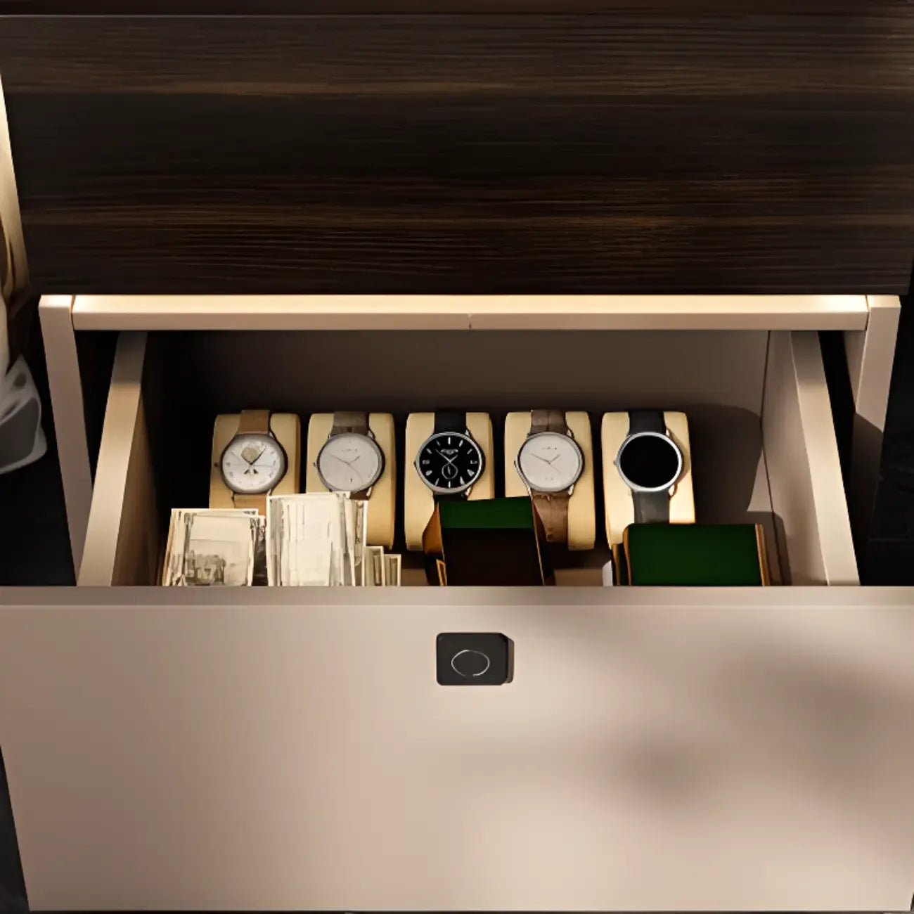 Table de chevet étroite en bois avec plateau en verre noir, deux tiroirs et éclairage intégré
