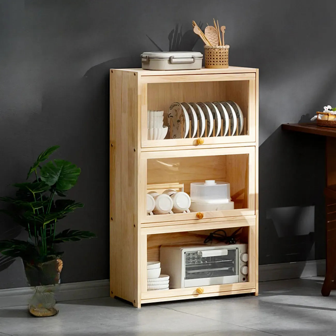 vaisselier de cuisine en bois naturel à plusieurs étagères