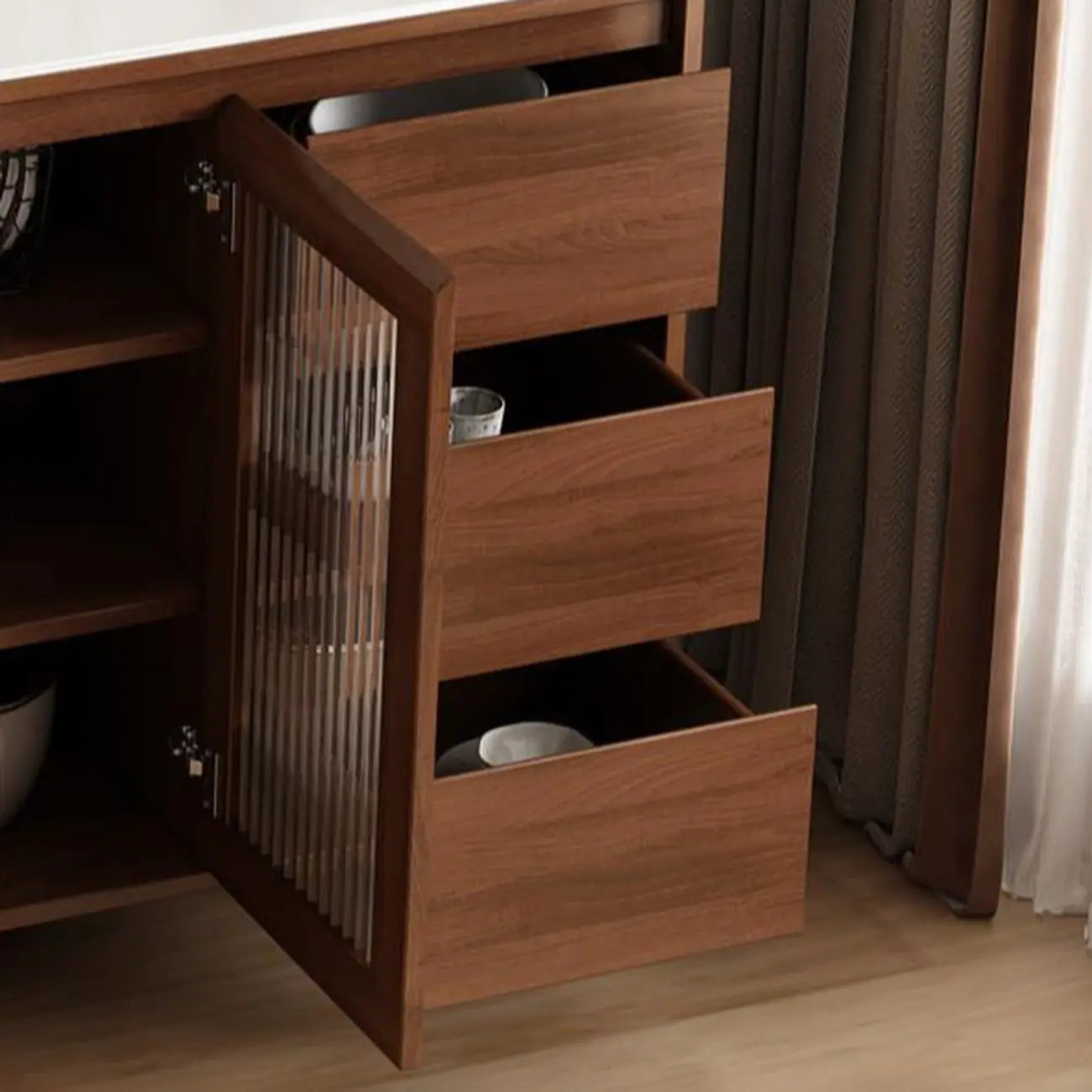 Buffet indépendant en bois de cacao avec plateau en pierre brune et portes