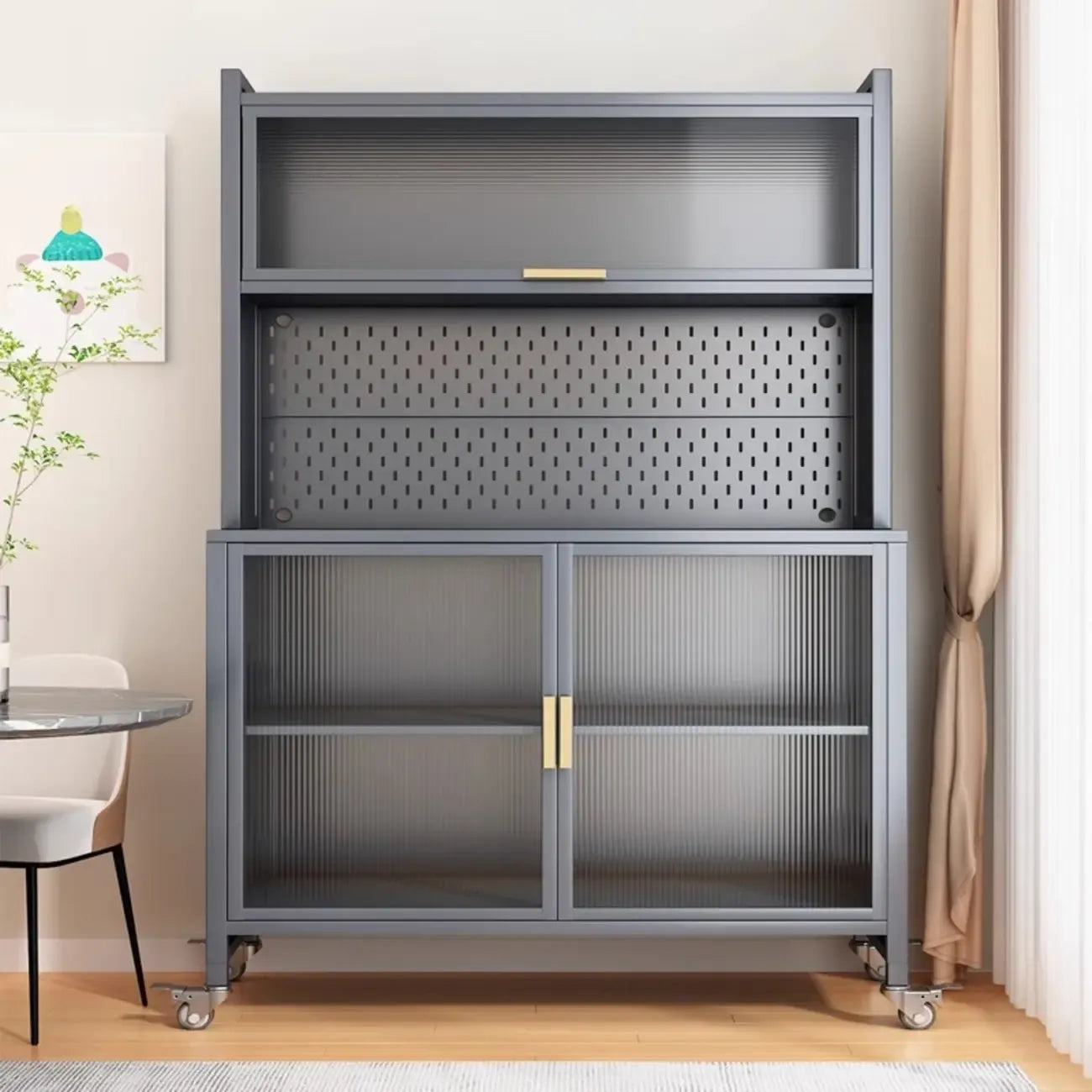 Buffet mobile en métal ouvert avec portes vitrées