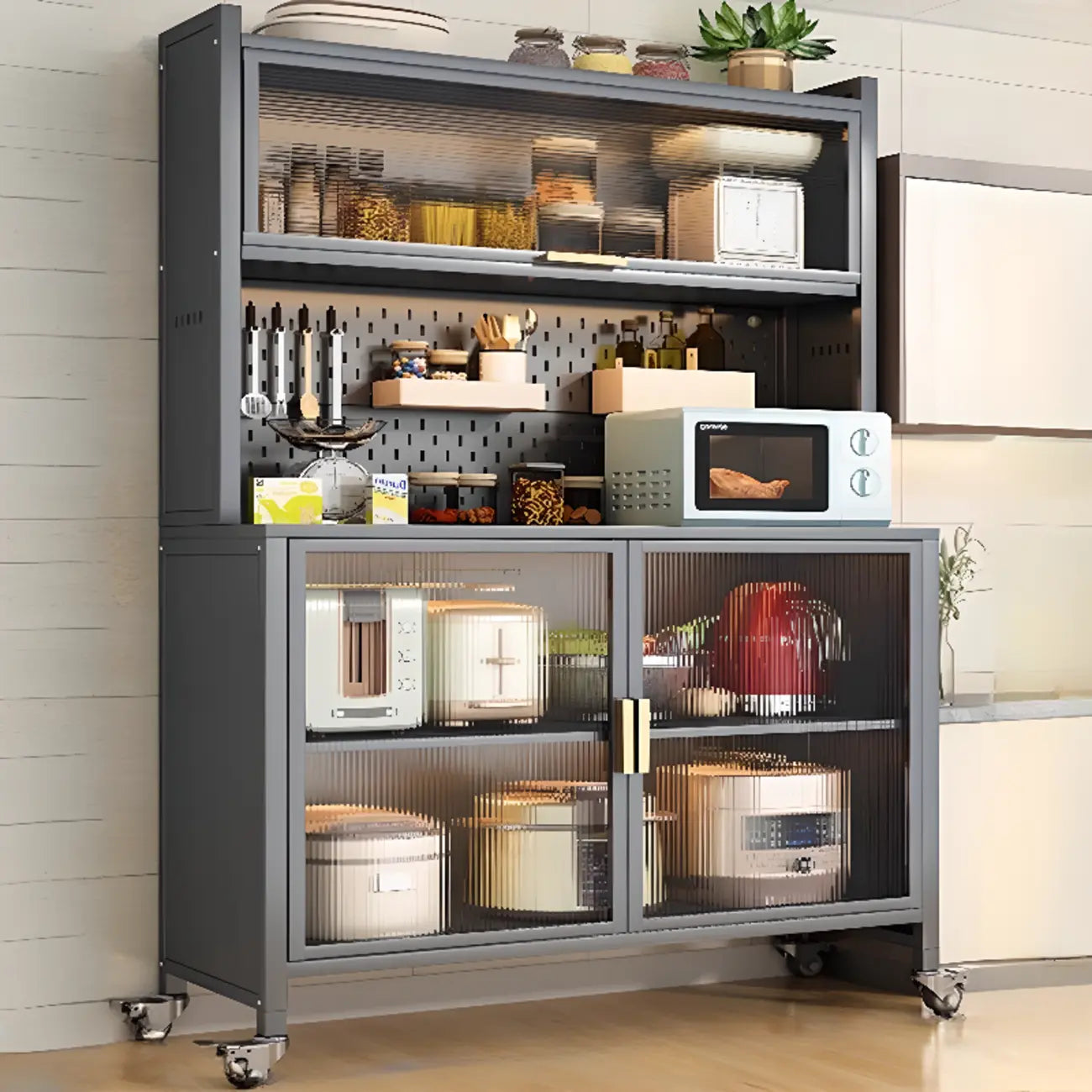 Buffet mobile en métal ouvert avec portes vitrées