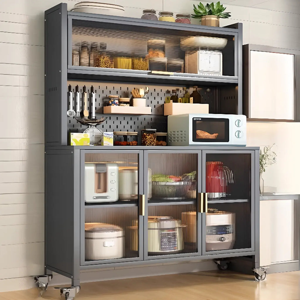 Buffet mobile en métal ouvert avec portes vitrées