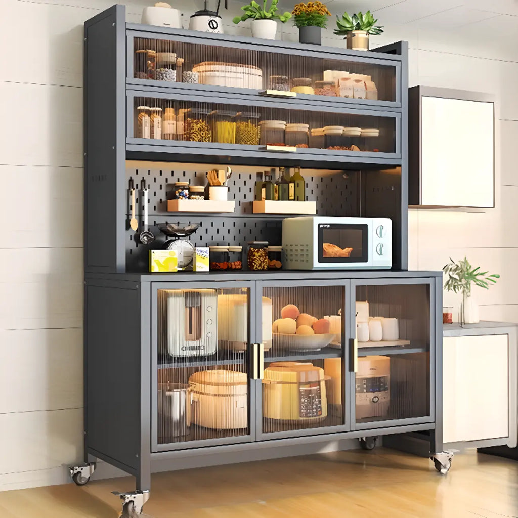 Buffet mobile en métal ouvert avec portes vitrées