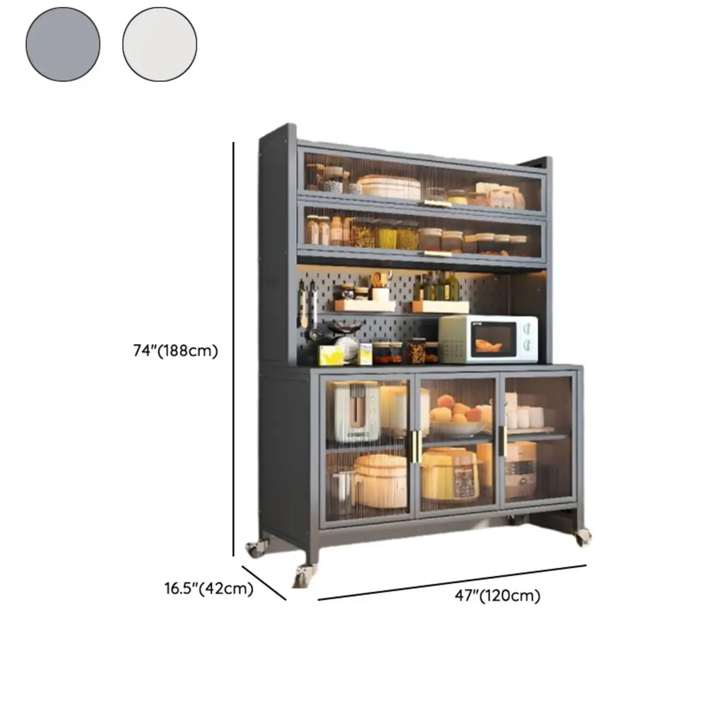 Buffet mobile en métal ouvert avec portes vitrées