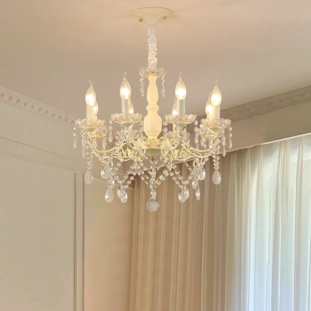 Lustre romantique français à 8 lumières en cristal, à intensité variable.