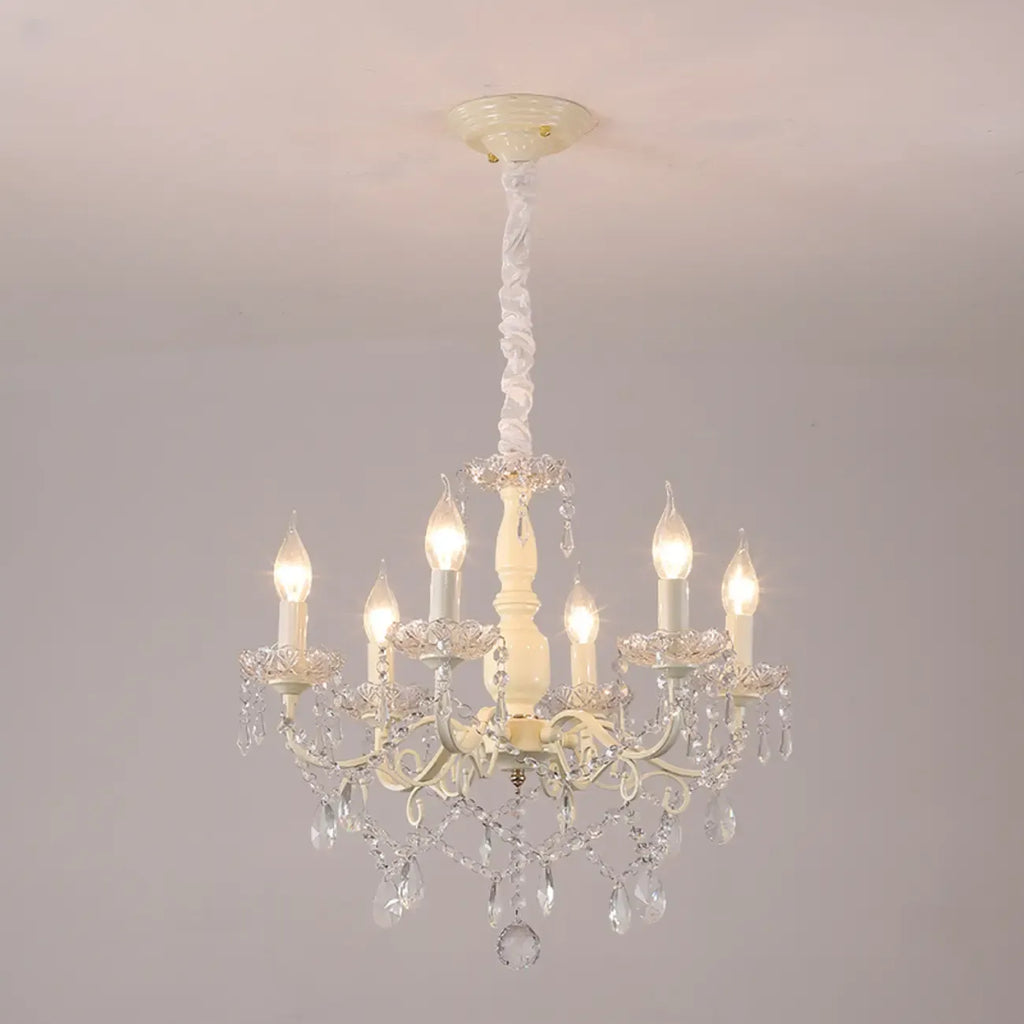 Lustre romantique français à 8 lumières en cristal, à intensité variable.