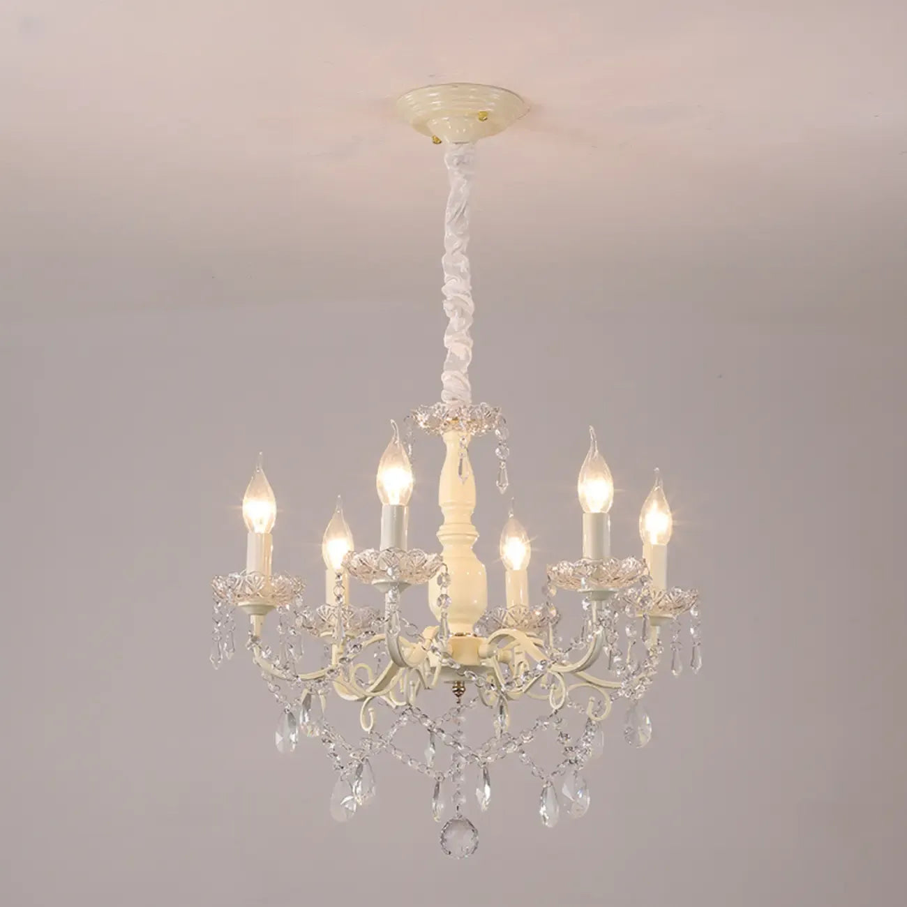Lustre romantique français à 8 lumières en cristal, à intensité variable.
