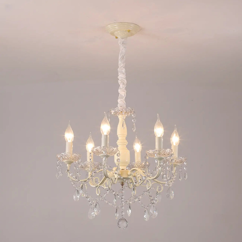 Lustre romantique français à 8 lumières en cristal, à intensité variable.