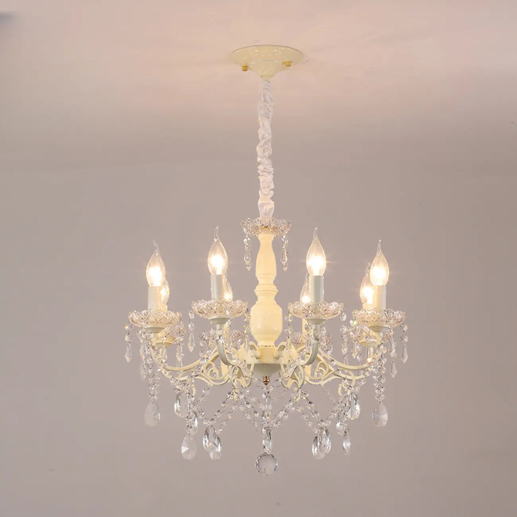 Lustre romantique français à 8 lumières en cristal, à intensité variable.
