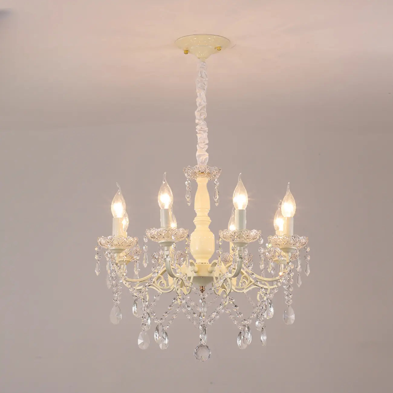 Lustre romantique français à 8 lumières en cristal, à intensité variable.