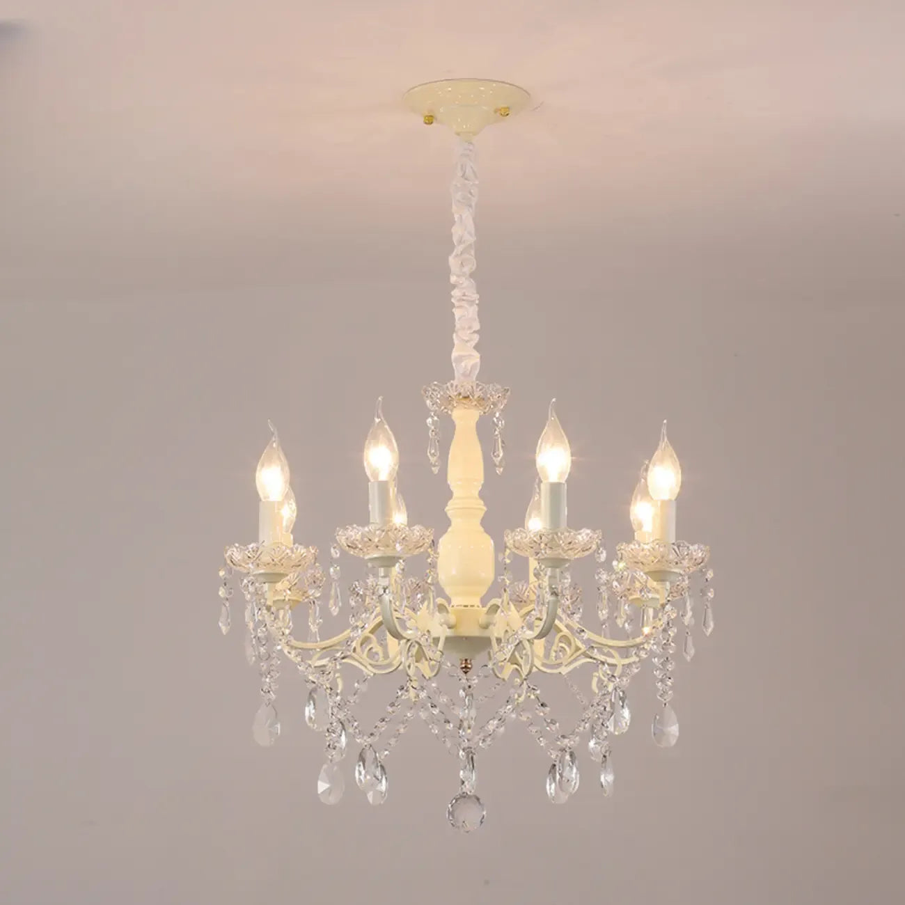 Lustre romantique français à 8 lumières en cristal, à intensité variable.