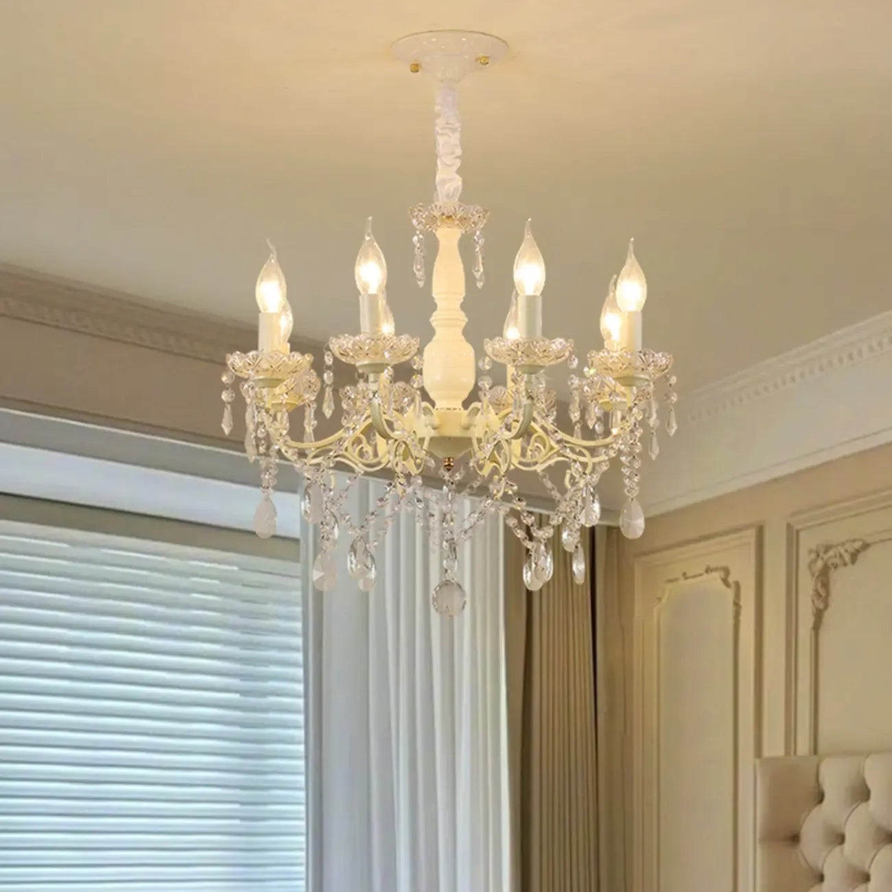Lustre romantique français à 8 lumières en cristal, à intensité variable.