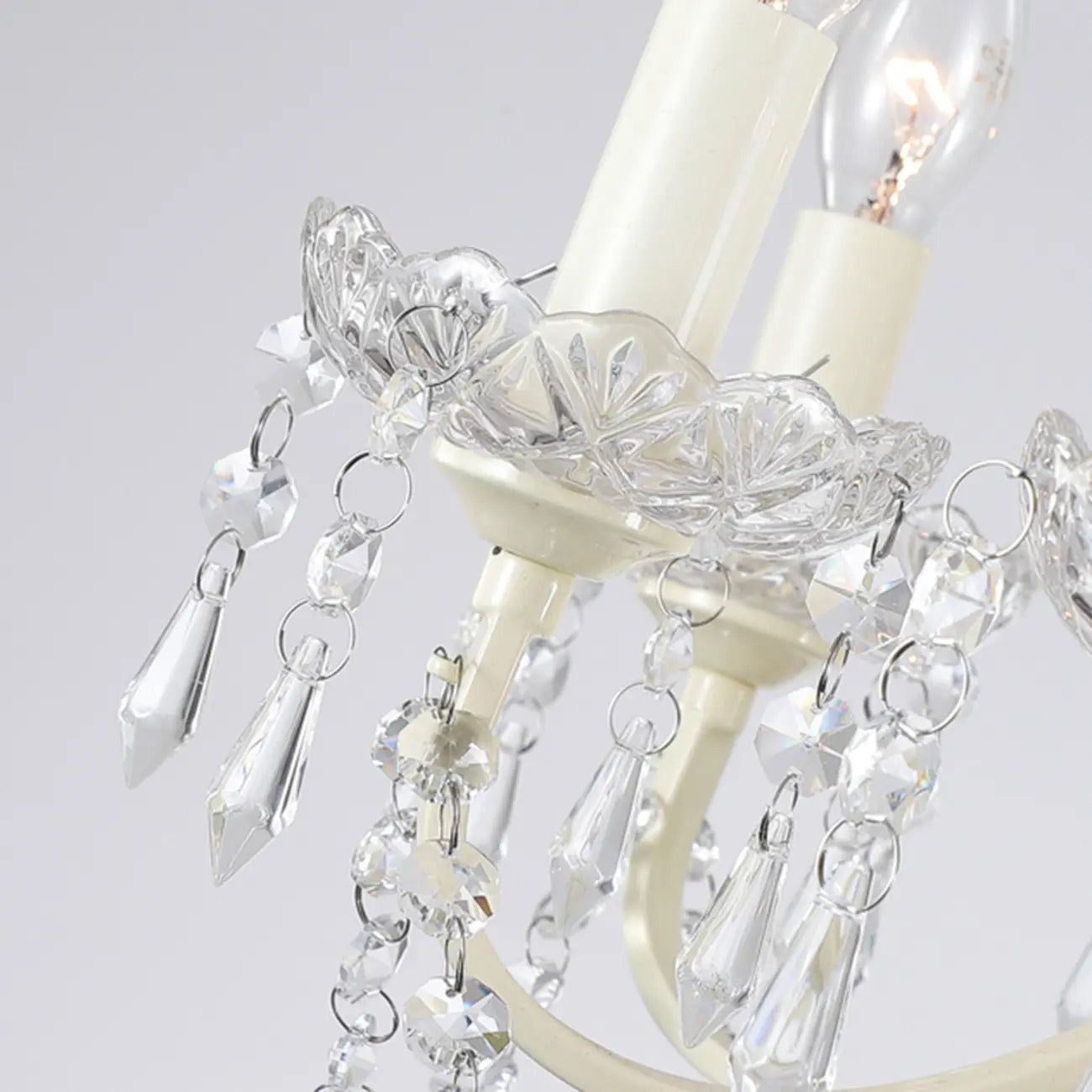 Lustre romantique français à 8 lumières en cristal, à intensité variable.