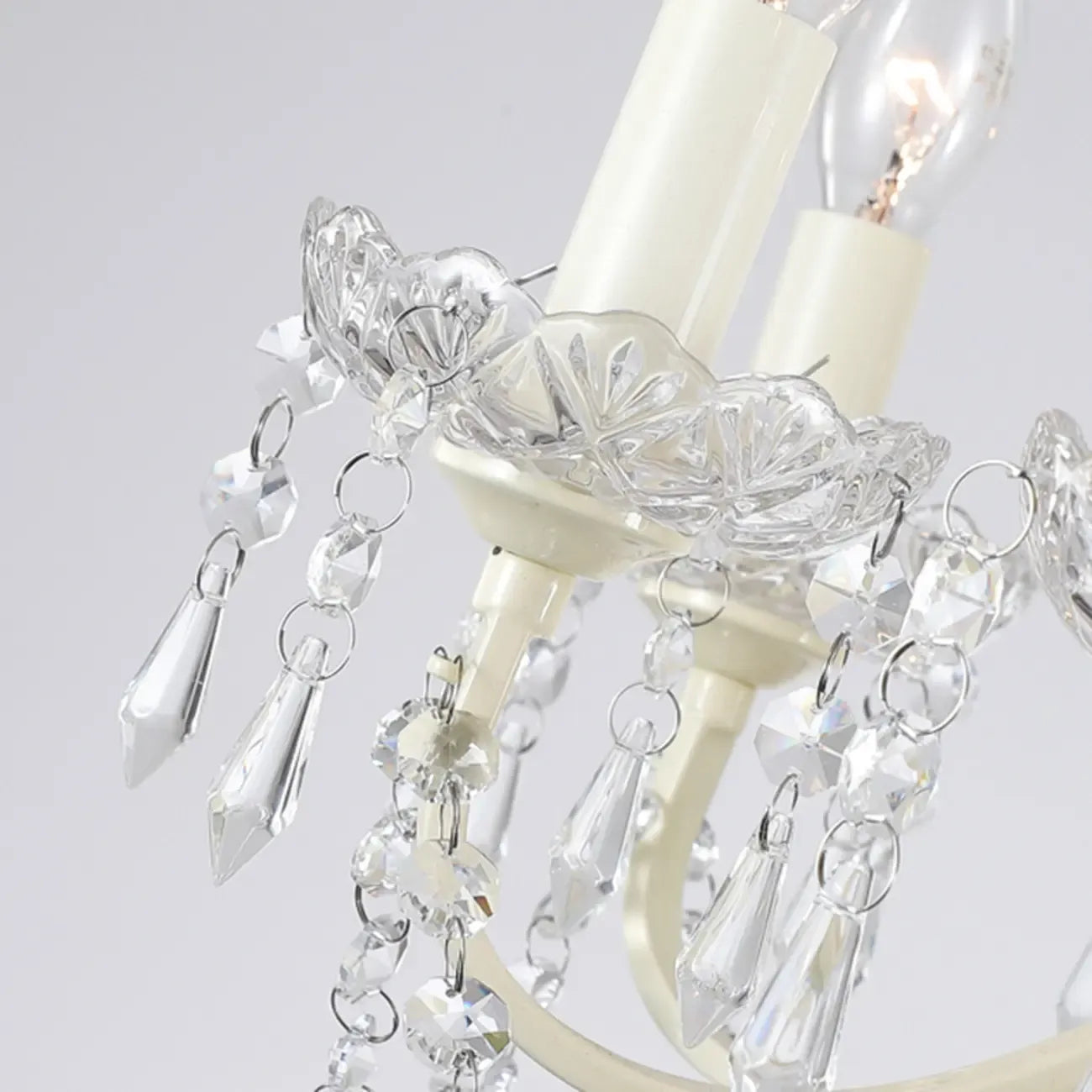Lustre romantique français à 8 lumières en cristal, à intensité variable.