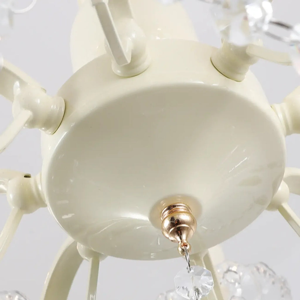 Lustre romantique français à 8 lumières en cristal, à intensité variable.
