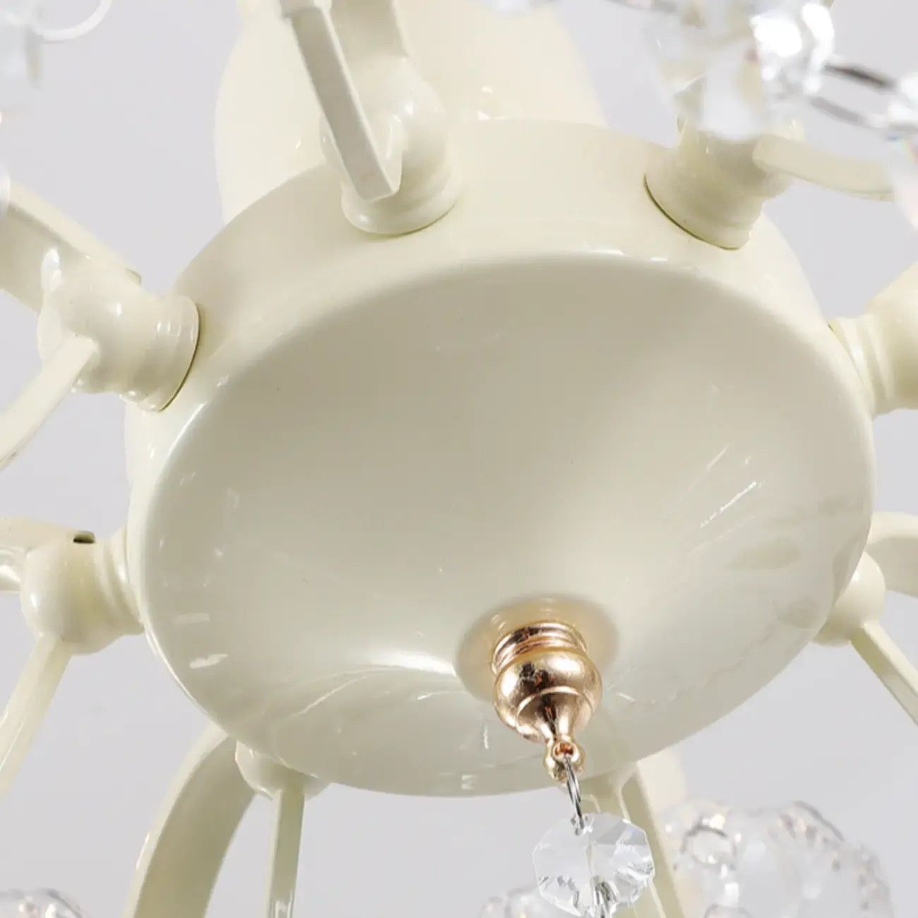 Lustre romantique français à 8 lumières en cristal, à intensité variable.