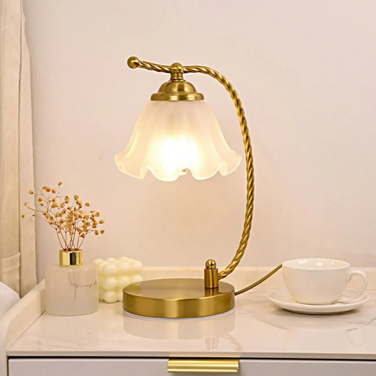 Lampe de chambre enfant en verre dépoli avec LED et fleur dorée