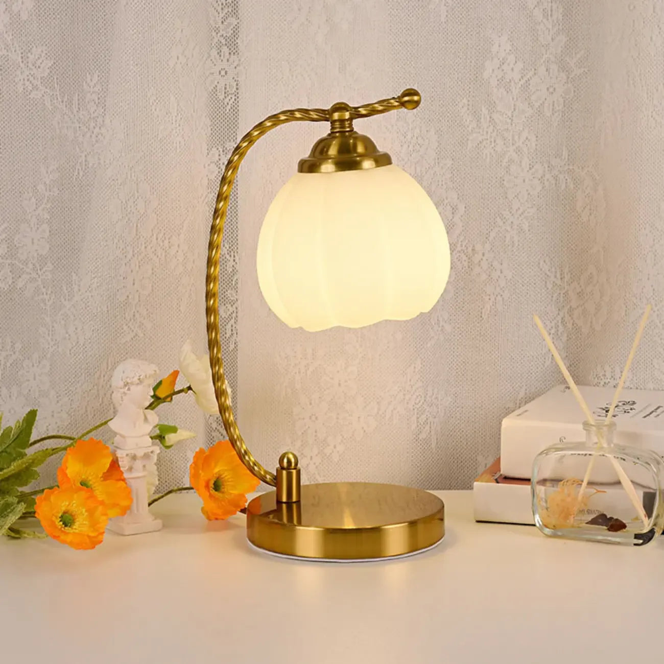 Lampe de chambre enfant en verre dépoli avec LED et fleur dorée