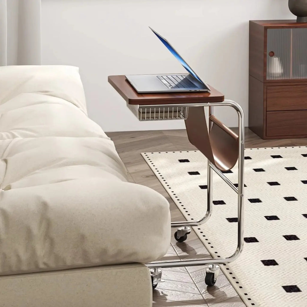 Table d'appoint en forme de C avec plateau en bois brun et roulettes