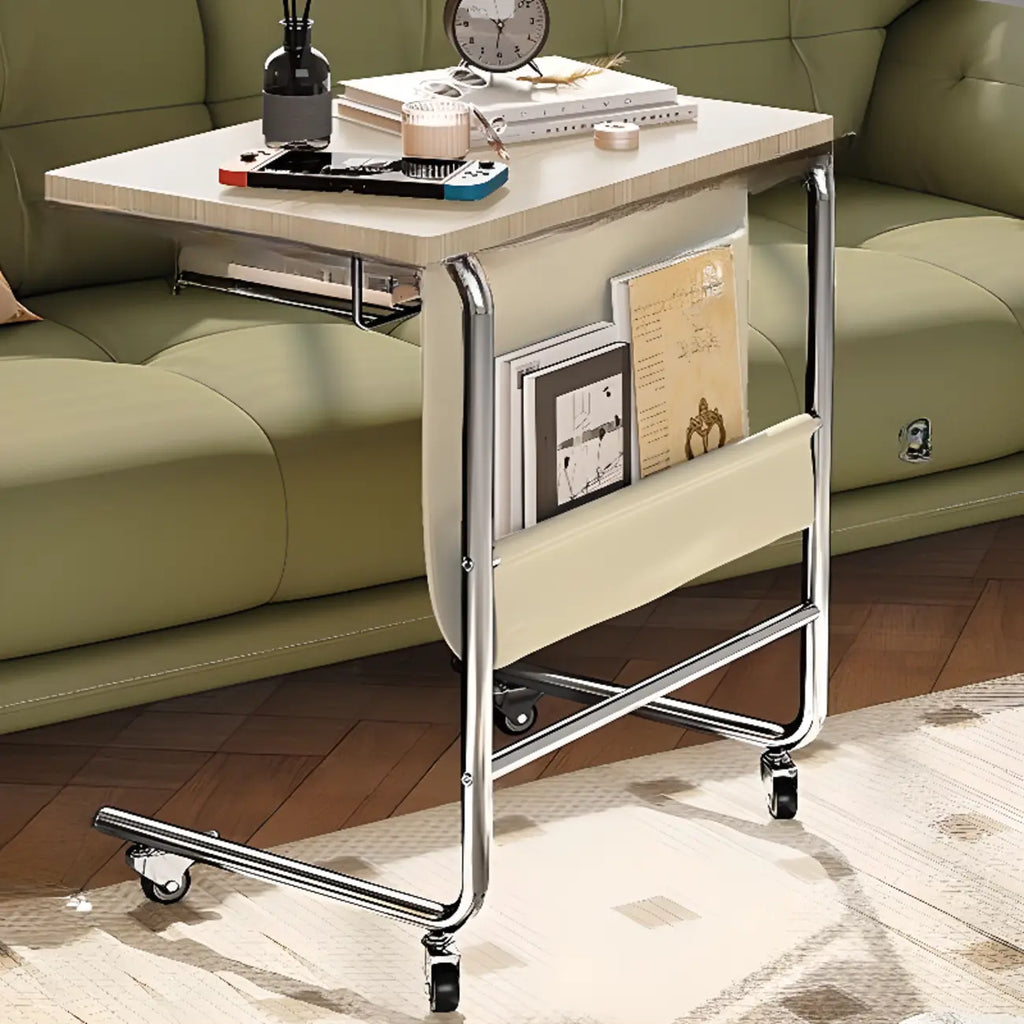 Table d'appoint en forme de C avec plateau en bois brun et roulettes